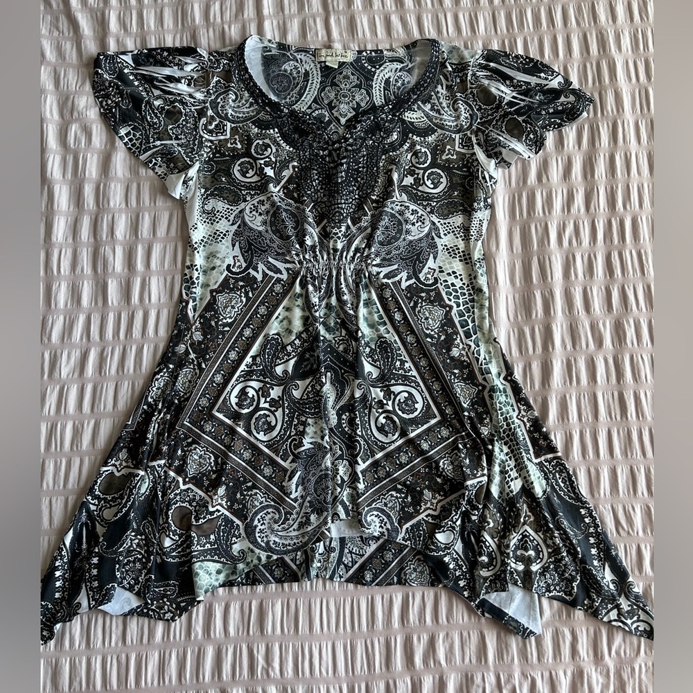 Live and Let Live Paisley Embellished Boho Short Sleeve (S)